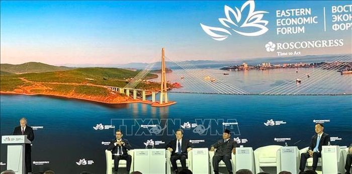 Tổng thống Nga Vladimir Putin phát biểu tại phiên toàn thể Diễn đàn kinh tế phương Đông được chụp từ màn hình tại Trung tâm báo chí của Diễn đàn. Ảnh: Văn Hiếu/PV TTXVN tại Nga