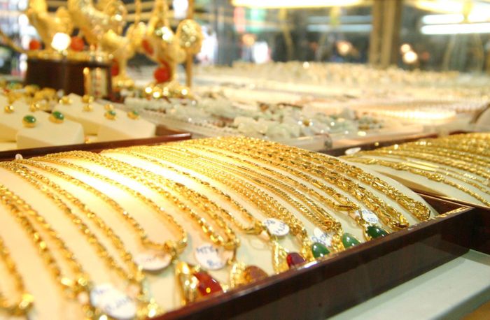 Dù giá biến động, vàng nữ trang vẫn được nhiều người mua lựa chọn làm đồ trang sức.