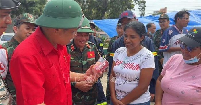 Đại sứ Vũ Trung Mỹ thăm hỏi và tặng quà cho nạn nhân của trận động đất kép. Ảnh: Phi Hùng/PV TTXVN tại Mỹ Latinh