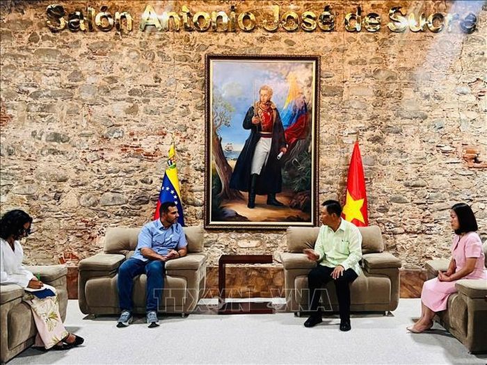 Thống đốc bang La Guaira Alejandro Terán đã tiếp và chào từ biệt Đại sứ Vũ Trung Mỹ. Ảnh: ĐSQ cung cấp