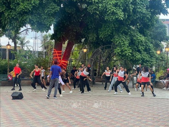 Nhóm khiêu vũ biểu diễn những vũ điệu Caribe cuồng nhiệt chào mừng đoàn công tác của các cơ quan đại diện Việt Nam quay lại bang La Guaira, Venezuela. Ảnh: ĐSQ cung cấp