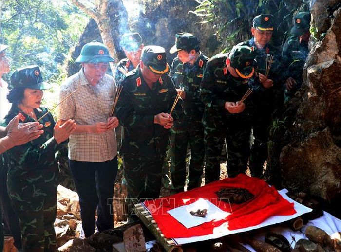 Bằng tình cảm và lòng biết ơn sâu sắc, cán bộ, chiến sĩ luôn mong sớm tìm thấy hài cốt những người đồng đội đã hy sinh. Ảnh: Đức Thọ/TTXVN