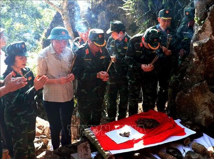 Bằng tình cảm và lòng biết ơn sâu sắc, cán bộ, chiến sĩ luôn mong sớm tìm thấy hài cốt những người đồng đội đã hy sinh. Ảnh: Đức Thọ/TTXVN