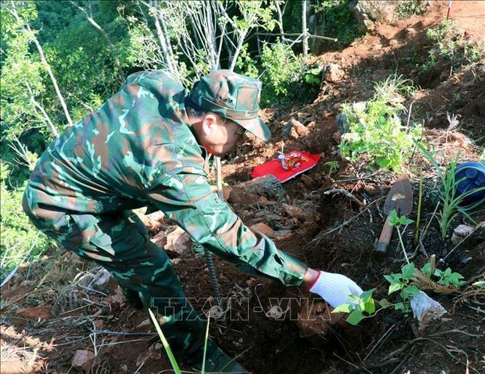 Cán bộ, chiến sĩ Đội Tìm kiếm, quy tập hài cốt liệt sĩ miệt mài đào tìm hài cốt liệt sĩ trên điểm cao 685, xã Thanh Thủy. Ảnh: Đức Thọ/TTXVN