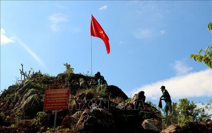 Dưới lá cờ Tổ quốc, cán bộ, chiến sĩ vẫn miệt mài, tỉ mỉ tìm kiếm hài cốt liệt sĩ trên điểm cao 685, xã Thanh Thủy. Ảnh: Đức Thọ/TTXVN
