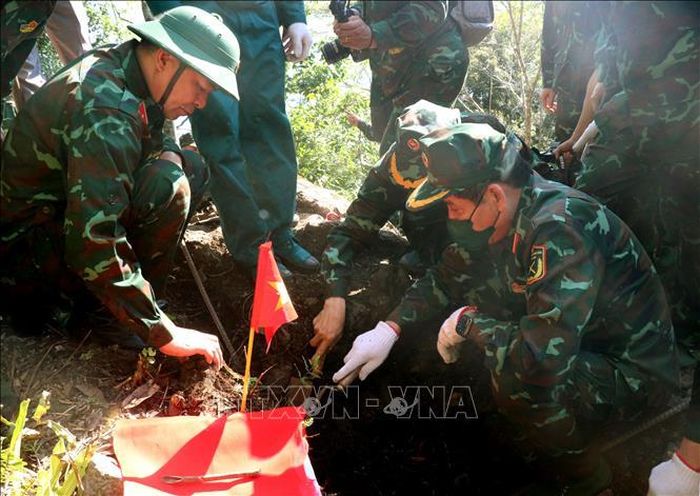 Bằng tình cảm và lòng biết ơn sâu sắc, cán bộ, chiến sĩ luôn mong sớm tìm thấy hài cốt những người đồng đội đã hy sinh. Ảnh: Đức Thọ/TTXVN