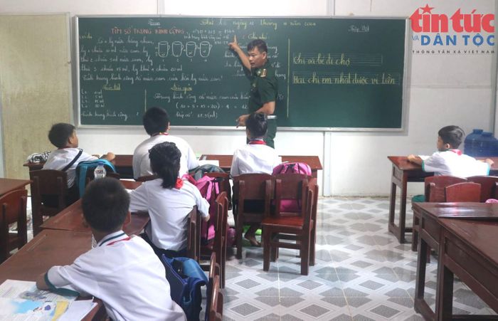 Trung tá quân nhân chuyên nghiệp Trần Bình Phục, Đội phó Đội công tác vận động quần chúng, Đồn Biên phòng Hòn Chuối (Cà mau) trực tiếp đứng lớp.