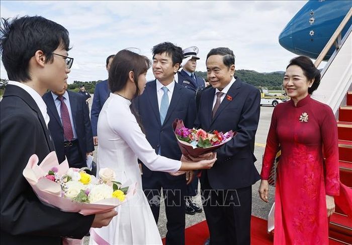 Chủ tịch Quốc hội Trần Thanh Mẫn và Phu nhân đến thủ đô Seoul, bắt đầu thăm chính thức Hàn Quốc. Ảnh: Doãn Tấn/TTXVN