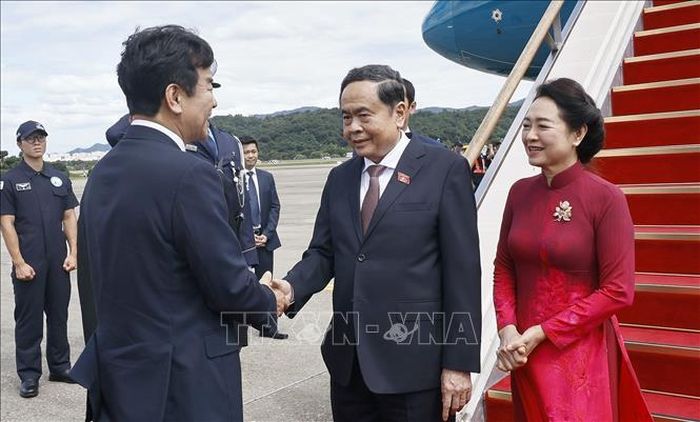 Chủ tịch Nhóm Nghị sĩ Hữu nghị Hàn Quốc – Việt Nam Moon Jin-seok đón Chủ tịch Quốc hội Trần Thanh Mẫn và Phu nhân tại sân bay Seongnam, Seoul. Ảnh: Doãn Tấn/TTXVN