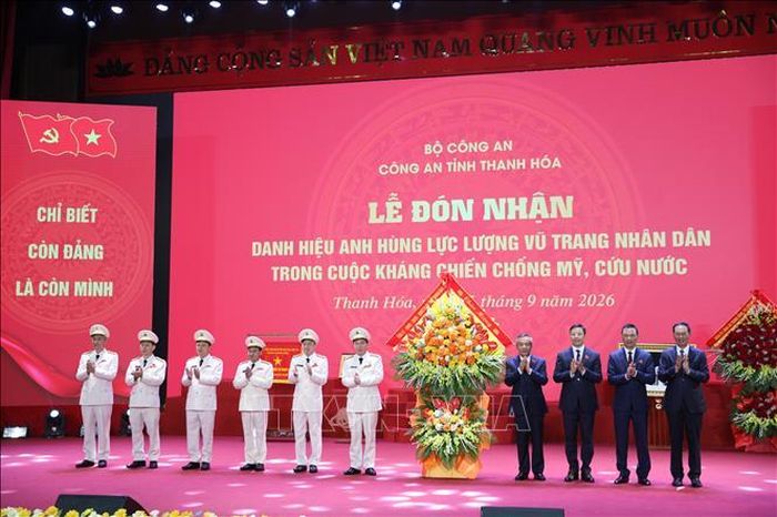 Tỉnh ủy, UBND tỉnh Thanh Hóa tặng lẵng hoa chúc mừng Công an tỉnh Thanh Hóa đón nhận Danh hiệu Anh hùng lực lượng vũ trang nhân dân thời ký kháng chiến chống Mỹ, cứu nước. Ảnh Nguyễn Nam/TTXVN