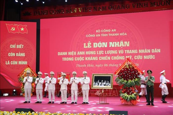 Đại tướng Lương Tam Quang, Bộ trưởng Bộ Công an tặng lẵng hoa chúc mừng Công an tỉnh Thanh Hóa đón nhận Danh hiệu Anh hùng lực lượng vũ trang nhân dân thời ký kháng chiến chống Mỹ, cứu nước. Ảnh Nguyễn Nam/TTXVN