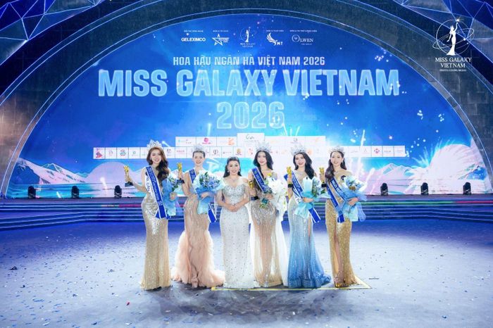 Ths Đàm Hương Thủy, Trưởng Ban tổ chức với top 5 người đẹp của cuộc thi.