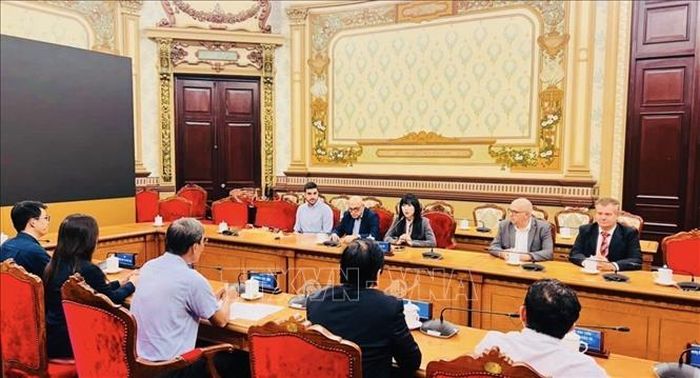 Bà Stéphanie Đỗ (ngồi giữa đối diện) trong buổi làm việc vào tháng 8/2026 với các sở ngành của TP. Hồ Chí Minh. Ảnh tư liệu: TTXVN phát
