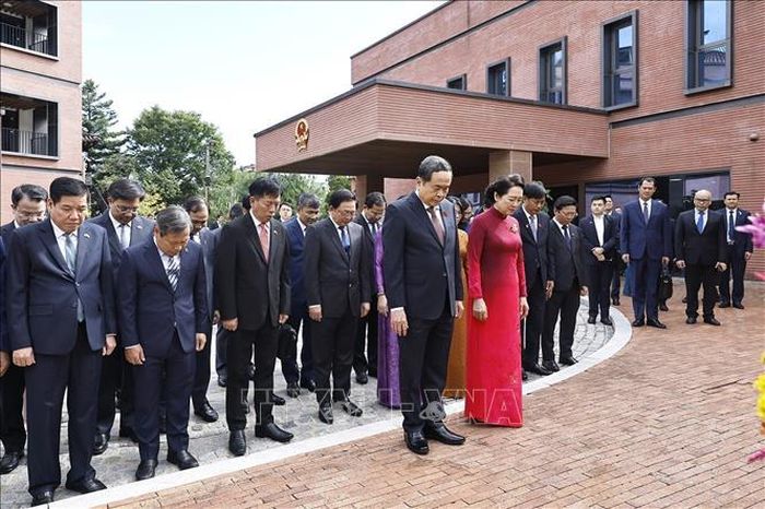 Chủ tịch Quốc hội Trần Thanh Mẫn và Phu nhân cùng Đoàn đại biểu cấp cao Việt Nam dâng hoa tại Tượng đài Chủ tịch Hồ Chí Minh trong Đại sứ quán Việt Nam tại Hàn Quốc. Ảnh: Doãn Tấn/TTXVN