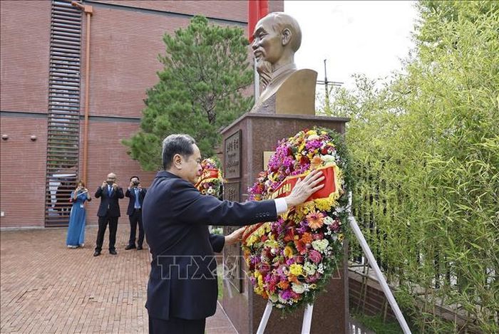 Chủ tịch Quốc hội Trần Thanh Mẫn dâng hoa tại Tượng đài Chủ tịch Hồ Chí Minh trong Đại sứ quán Việt Nam tại Hàn Quốc. Ảnh: Doãn Tấn/TTXVN