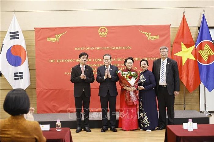 Cộng đồng người Việt Nam tại Hàn Quốc tặng hoa Chủ tịch Quốc hội Trần Thanh Mẫn và Phu nhân. Ảnh: Doãn Tấn/TTXVN
