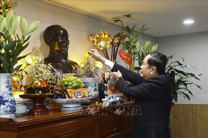 Chủ tịch Quốc hội Trần Thanh Mẫn dâng hương tưởng nhớ Chủ tịch Hồ Chí Minh tại Đại sứ quán Việt Nam tại Hàn Quốc. Ảnh: Doãn Tấn/TTXVN