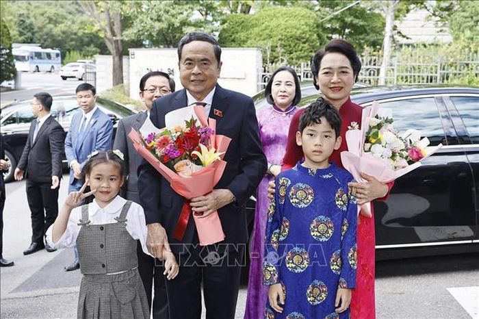 Chủ tịch Quốc hội Trần Thanh Mẫn và Phu nhân gặp gỡ cán bộ Đại sứ quán và cộng đồng người Việt Nam tại Hàn Quốc. Ảnh: Doãn Tấn/TTXVN