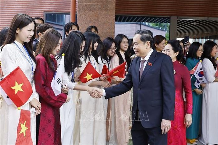 Chủ tịch Quốc hội Trần Thanh Mẫn và Phu nhân gặp gỡ cán bộ Đại sứ quán và cộng đồng người Việt Nam tại Hàn Quốc. Ảnh: Doãn Tấn/TTXVN