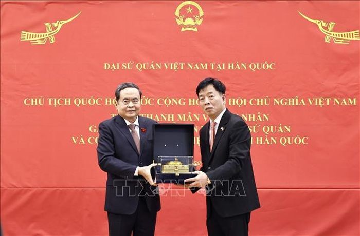 Chủ tịch Quốc hội Trần Thanh Mẫn tặng quà lưu niệm Đại sứ quán Việt Nam tại Hàn Quốc. Ảnh: Doãn Tấn/TTXVN