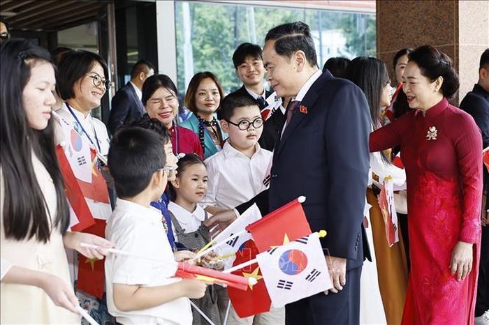 Chủ tịch Quốc hội Trần Thanh Mẫn và Phu nhân gặp gỡ cán bộ Đại sứ quán và cộng đồng người Việt Nam tại Hàn Quốc. Ảnh: Doãn Tấn/TTXVN