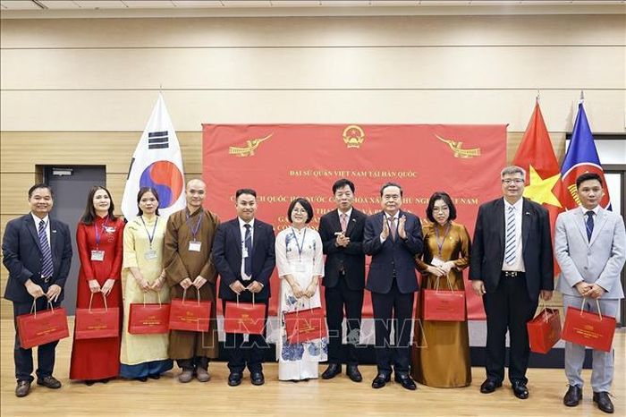 Chủ tịch Quốc hội Trần Thanh Mẫn tặng quà lưu niệm đại diện cộng đồng người Việt Nam tại Hàn Quốc. Ảnh: Doãn Tấn/TTXVN