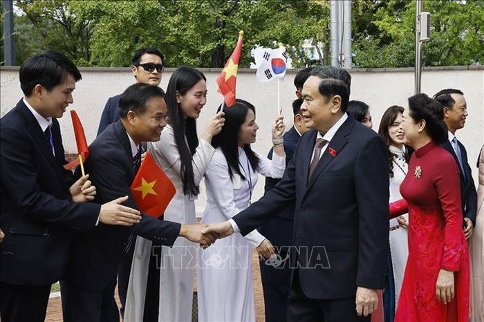 Chủ tịch Quốc hội Trần Thanh Mẫn và Phu nhân gặp gỡ cán bộ Đại sứ quán và cộng đồng người Việt Nam tại Hàn Quốc. Ảnh: Doãn Tấn/TTXVN