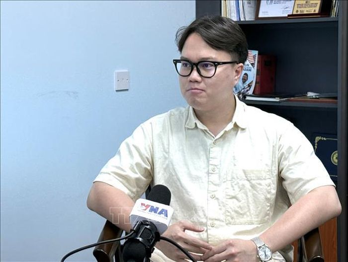 Ông Enzo Sim Hong Jun, nhà nghiên cứu về lịch sử và quốc phòng Đông Nam Á, trả lời phỏng vấn phóng viên TTXVN. Ảnh tư liệu: Bình Thanh/PV TTXVN tại Malaysia