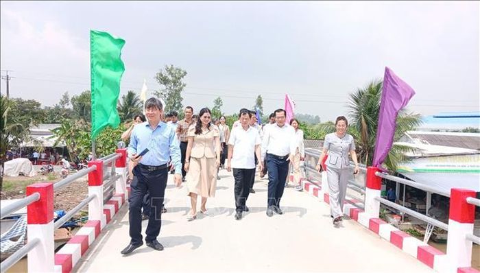 Cầu Vàm Xã Xính được xây dựng bằng bê tông, cốt thép, có chiều dài 39 mét, chiều rộng mặt cầu 4 mét, tải trọng 3,5 tấn, bề rộng thông thuyền 15 mét. Tổng vốn đầu tư xây dựng hơn 2 tỷ đồng. Ảnh: Tuấn Kiệt/TTXVN