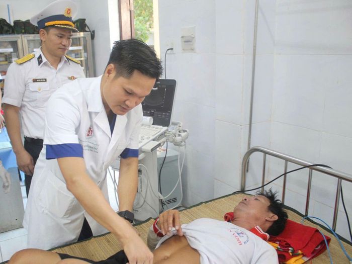 Ngư dân được bác sĩ Bệnh xá đảo Song Tử Tây thăm khám cẩn thận.
