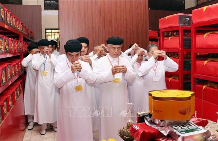 Các tín hữu đồng đạo Cao Đài viếng anh linh các anh hùng liệt sĩ mới được quy tập tại Công viên Lê Thị Riêng.