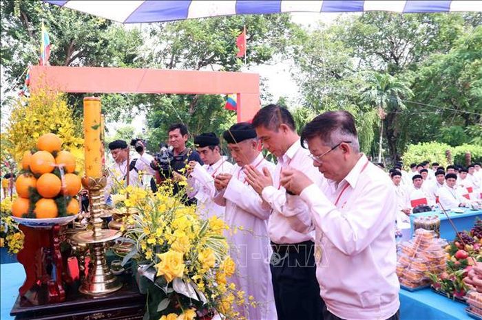 Các đại biểu dâng hương tưởng niệm các anh hùng liệt sĩ đã hy sinh vì đất nước tại Công viên Lê Thị Riêng.