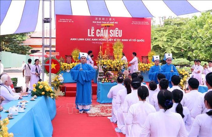 Quang cảnh lễ cầu siêu các Anh hùng liệt sĩ tại Công viên Lê Thị Riêng.