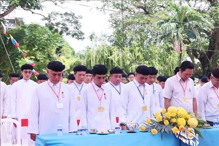 Các tín hữu đạo Cao Đài tưởng niệm các anh hùng liệt sĩ đã hy sinh vì đất nước tại Công viên Lê Thị Riêng.