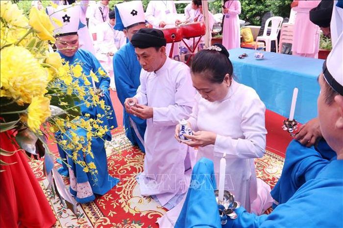 Nghi lễ dâng rượu theo nghi lễ đạo Cao Đài tại lễ cầu siêu các Anh hùng liệt sĩ tại Công viên Lê Thị Riêng.