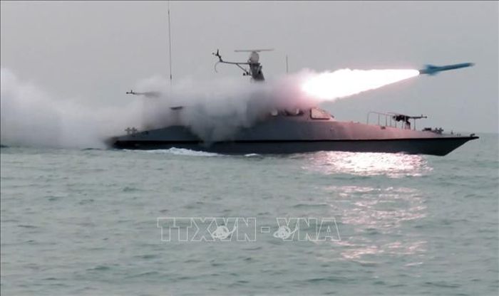 Hải quân Iran tham gia tập trận tại eo biển Hormuz ngày 16/2/2026. Ảnh: Anadolu Agency/TTXVN