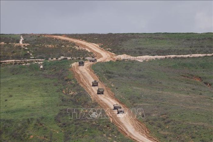 Xe quân sự Israel di chuyển dọc biên giới với Liban ngày 27/3/2026. Ảnh: THX/TTXVN