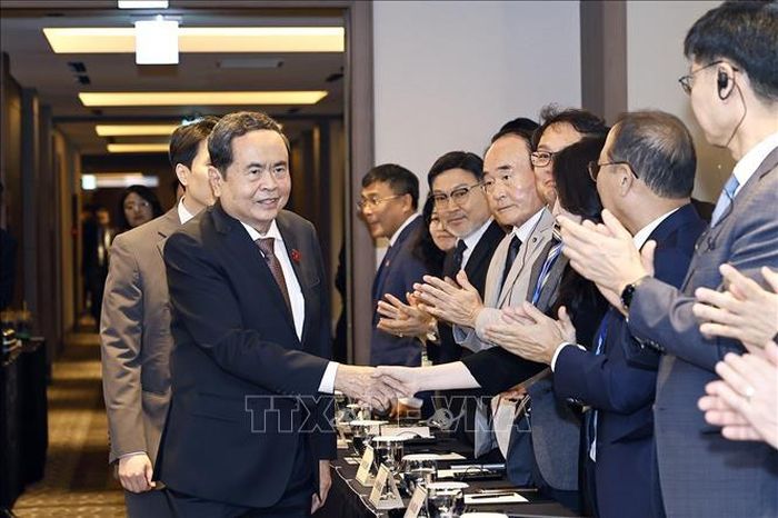 Chủ tịch Quốc hội Trần Thanh Mẫn gặp gỡ những người bạn Hàn Quốc. Ảnh: Doãn Tấn/TTXVN