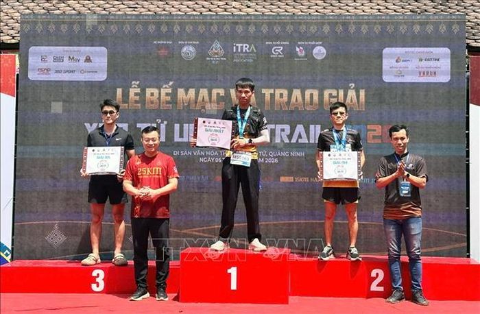 Ban Tổ chức trao giải cho các vận động viên nam đạt thành tích.
