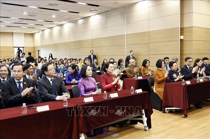 Đoàn đại biểu cấp cao Việt Nam gặp gỡ cán bộ Đại sứ quán và cộng đồng người Việt Nam tại Hàn Quốc. Ảnh: Doãn Tấn/TTXVN