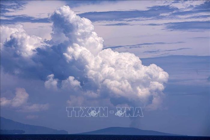 Tro bụi phun lên từ núi lửa Anak Krakatau, Indonesia. Ảnh: THX/TTXVN phát