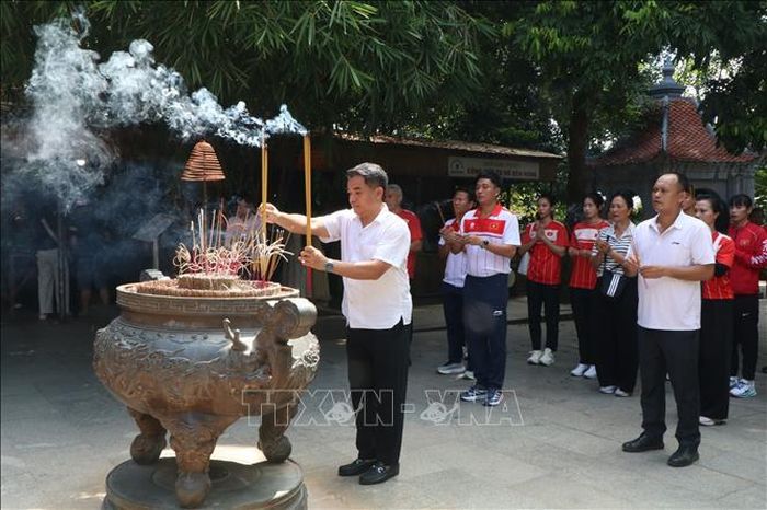 Vận động viên Đội tuyển Điền kinh quốc gia dâng hương tưởng niệm các Vua Hùng. Ảnh: Nguyễn Cảnh/TTXVN