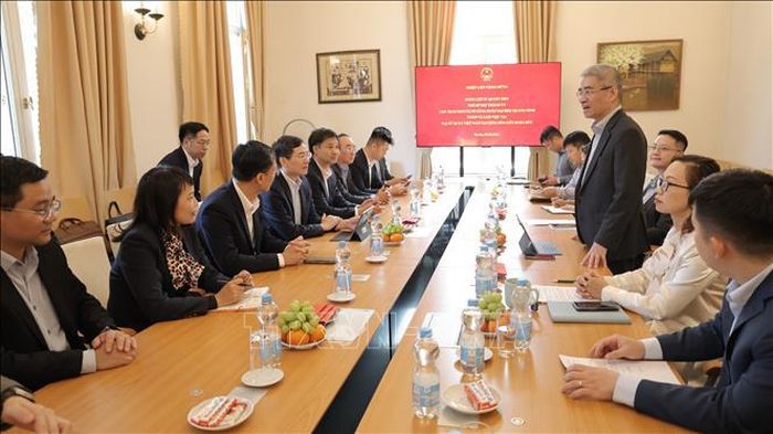 Đại sứ Việt Nam tại Đức Nguyễn Đắc Thành tiếp đoàn công tác thành phố Quảng Ninh. Ảnh: Thu Hằng/PV TTXVN tại Đức
