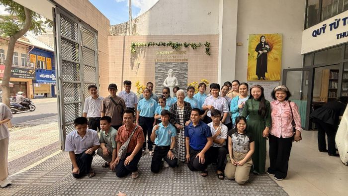 Khách mời chụp ảnh lưu niệm cùng các em khiếm thị tại Thư viện sách nói Hướng Dương.