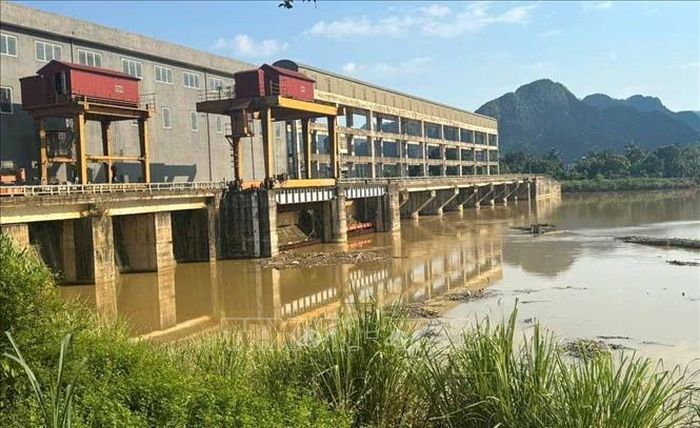Nhà máy Thủy điện Cẩm Thủy 1 đã nhanh chóng khắc phục sự cố kẹt cửa xả khi đóng khiến nước sau đập cạn, hệ thống điều tiết xả nước hồ bình thường. Ảnh: Việt Hoàng/TTXVN