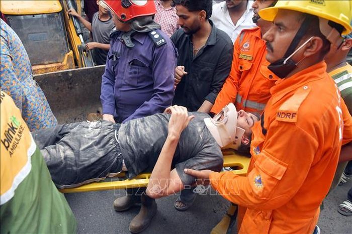 Nạn nhân bị thương trong vụ sập tòa nhà tại khu Satya Niketan ở thủ đô New Delhi, Ấn Độ ngày 6/9/2026. Ảnh: ANI/TTXVN phát
