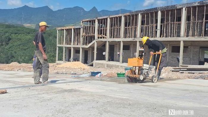 Công nhân tranh thủ thời tiết thuận lợi, làm việc hết công suất để đạt tiến độ dự án.