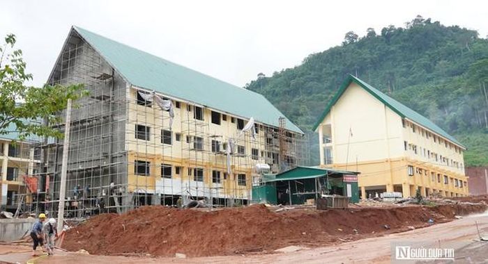 Nhà thầu khẩn trương thi công các hạng mục phụ trợ và hạ tầng kỹ thuật của Trường nội trú TH và THCS Thượng Trạch.