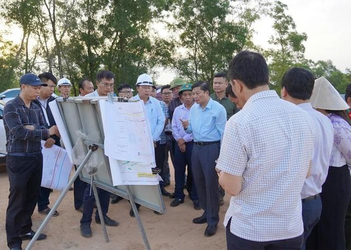 Chủ tịch UBND tỉnh Lê Hồng Vinh kiểm tra Dự án Đường ven biển kết nối Hành lang kinh tế Đông - Tây giai đoạn 1 tại xã Nam Cửa Việt (Ảnh: Mai Anh).