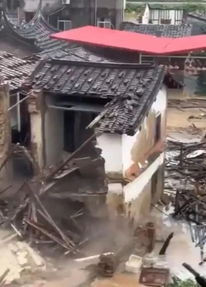 Hơn 100 ngôi nhà đã bị sập ở thị trấn Huating, thành phố Putian. Ảnh: X @shanghaidaily